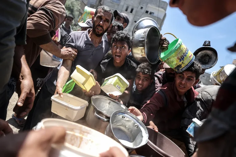 AA-20250507-37873612-37873581-PALESTINIANS_STRUGGLE_FOR_FOOD_AMID_DEEPENING_HUMANITARIAN_CRISIS_IN_GAZA