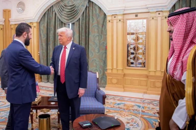 Bagian dari pertemuan antara Presiden AS Donald Trump dan Presiden Suriah Ahmad al-Sharaa (AFP)