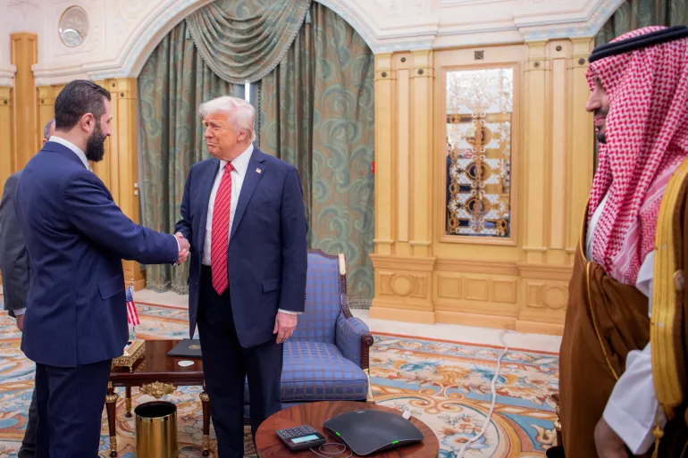 Bagian dari pertemuan antara Presiden AS Donald Trump dan Presiden Suriah Ahmad al-Sharaa (AFP)