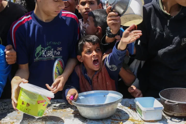 anak gaza antri makanan karena kelaparan