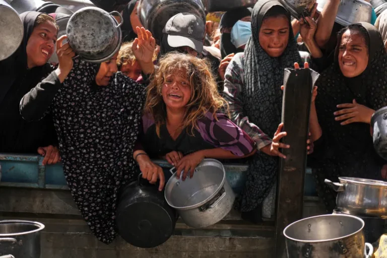 anak prp Palestina antri makanan