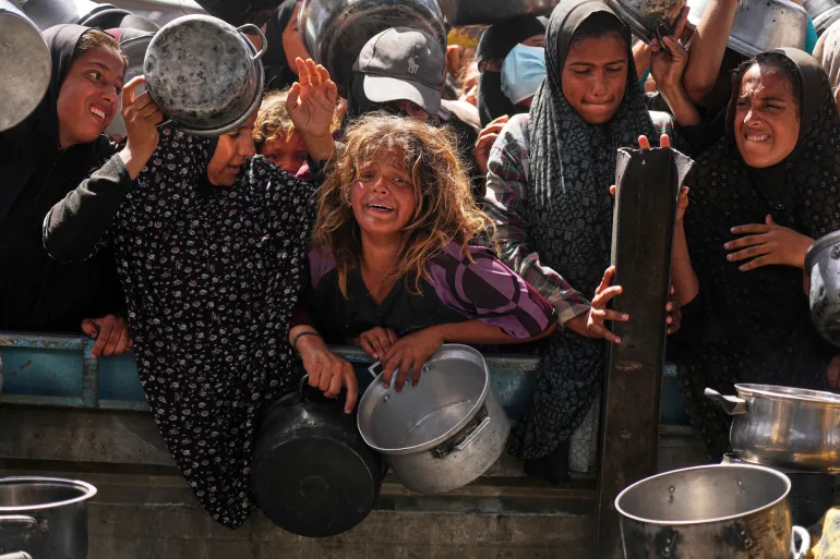 anak prp Palestina antri makanan