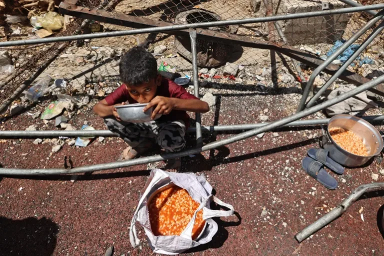 anak sedang makan di gaza tengah