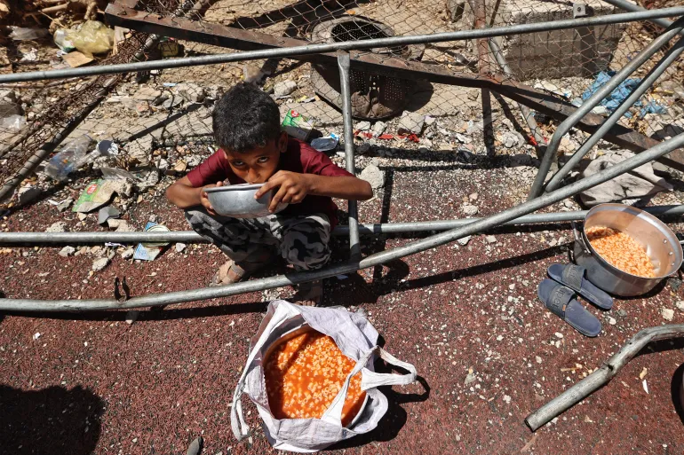 anak sedang makan di gaza tengah