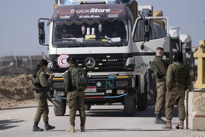 truk bantuan yg ditahan ke gaza