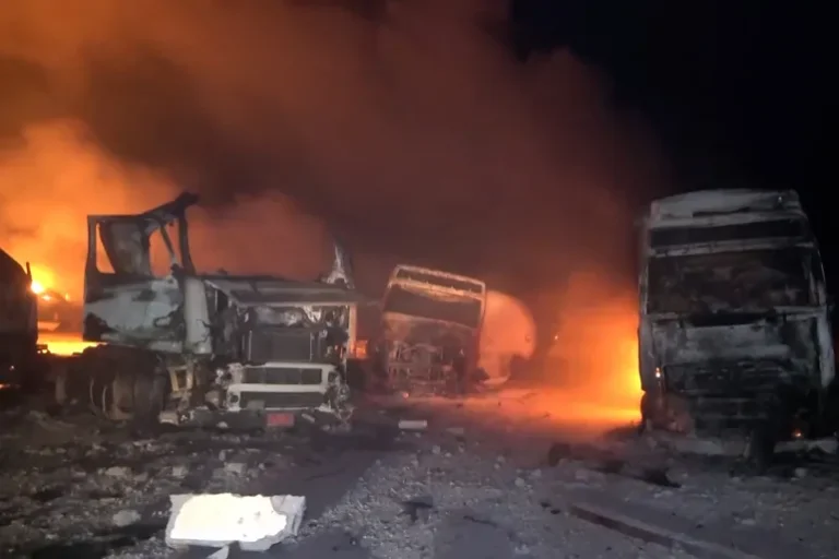 truk bensin yg dihancurkan as di pelabuhan Ras isa
