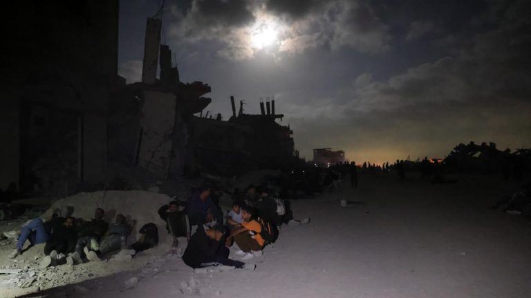 menanti di ambang kematian antri makanan di gaza