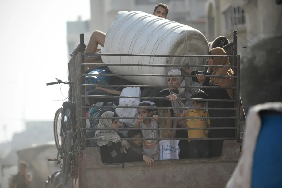 AA-20250826-38930865-38930847-PALESTINIANS_IN_NORTHERN_GAZA_ARE_ONCE_AGAIN_BEING_FORCED_TO_FLEE_UNDER_ISRAELI_ATTACKS-1